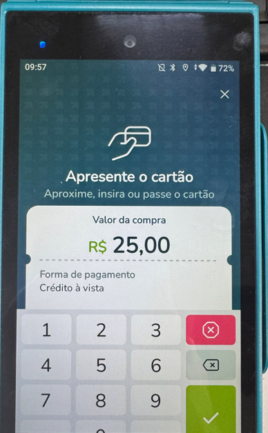 Pagamento sendo realizado na maquininha